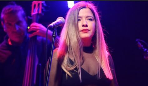 Τετάρτη 9/7, ώρα 21:00 Ιουλία Καραπατάκη Live