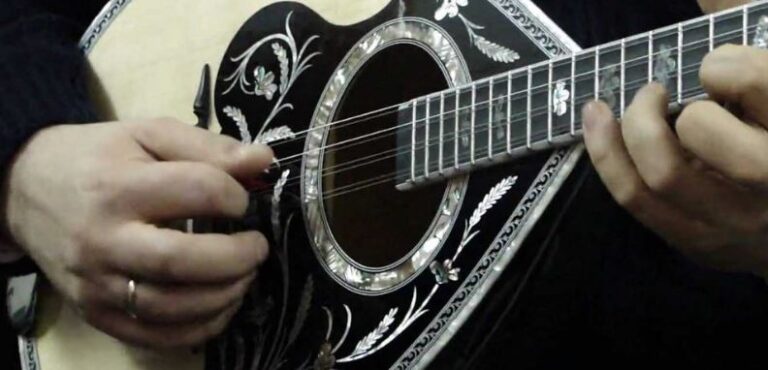 Κυριακή 2/11, ώρα 14:00Κυριακάτικο Γλέντι Live